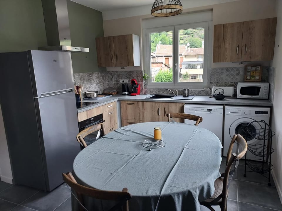 Kitchen or kitchenette, Dining area, dishwasher, minibar, pet friendly, stove, toaster