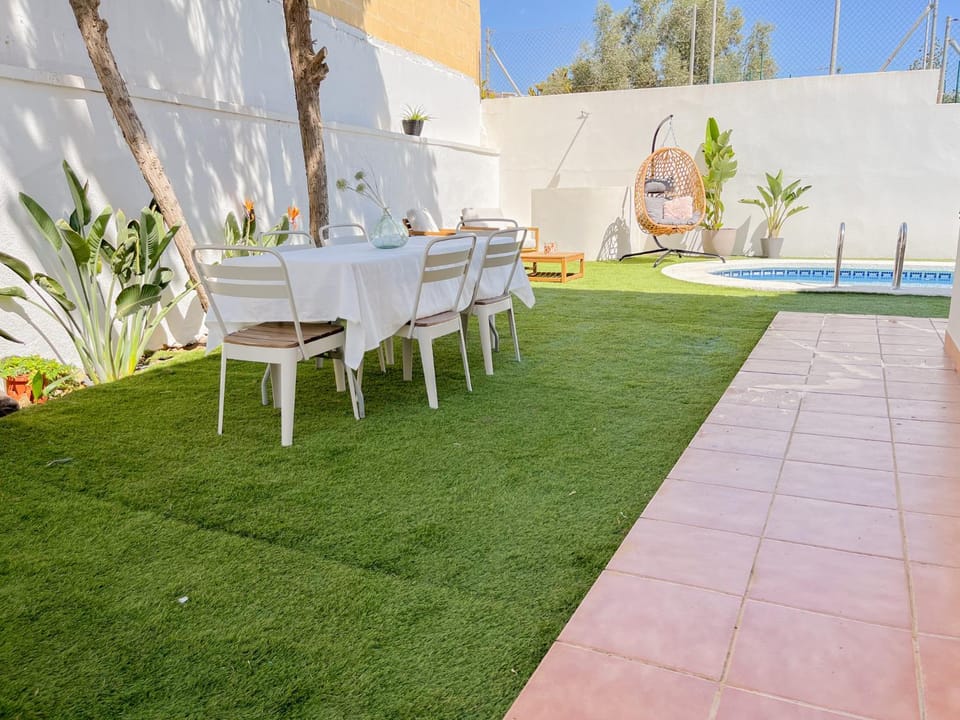 Dining area, Pool view