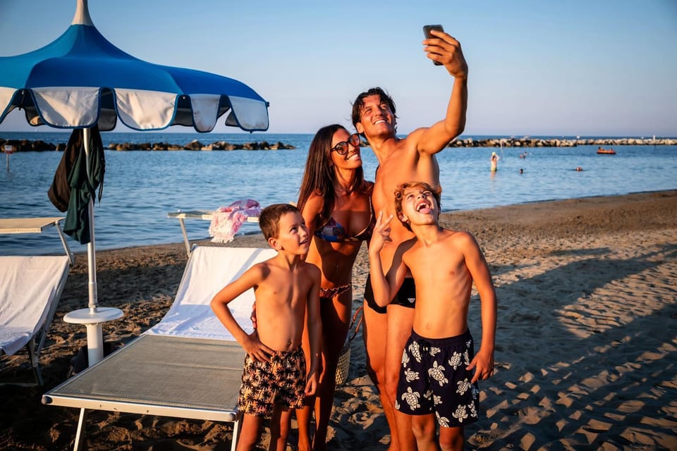 Nearby landmark, Natural landscape, Beach, young children, older children, Family