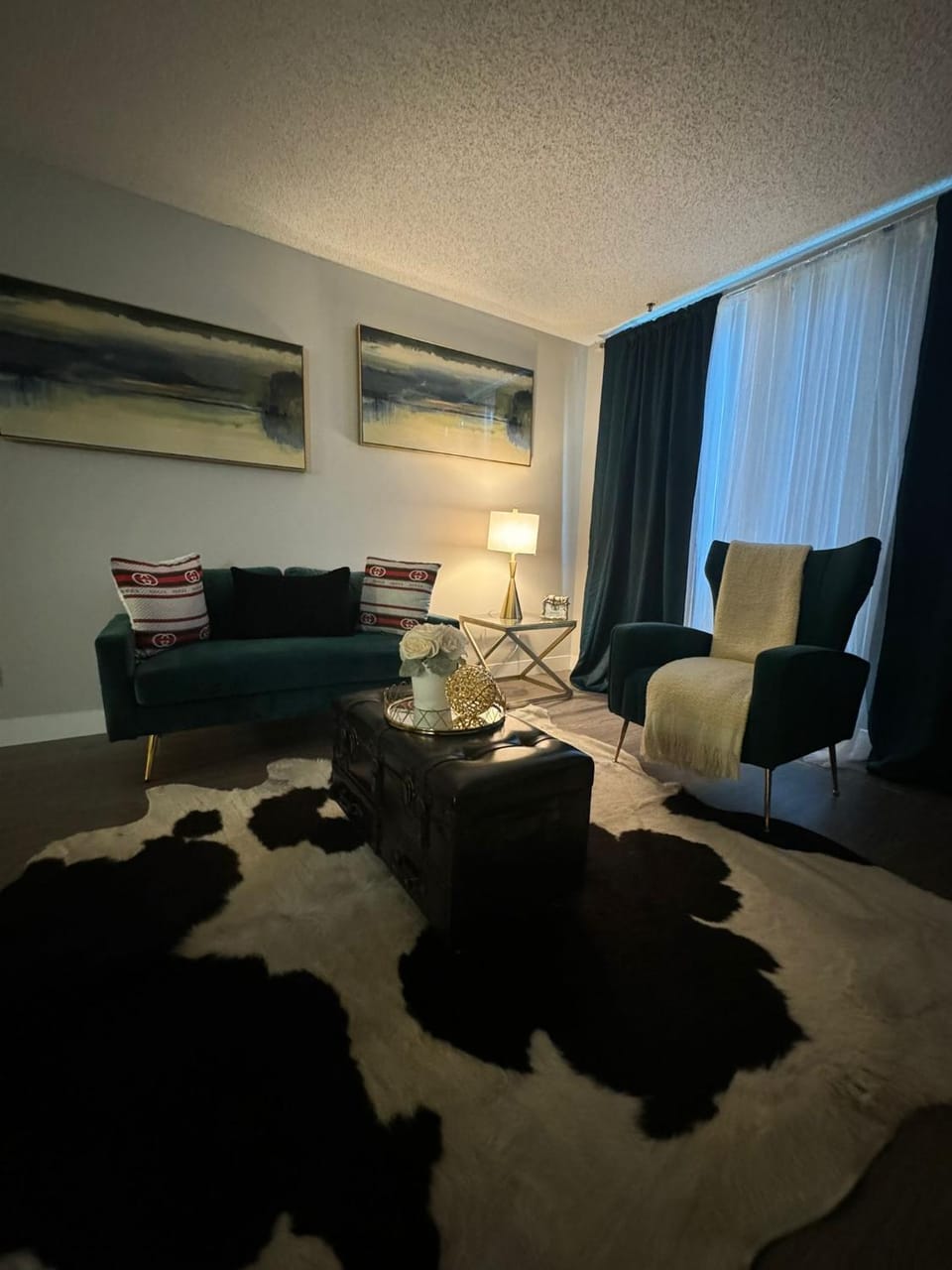 Living room, Seating area