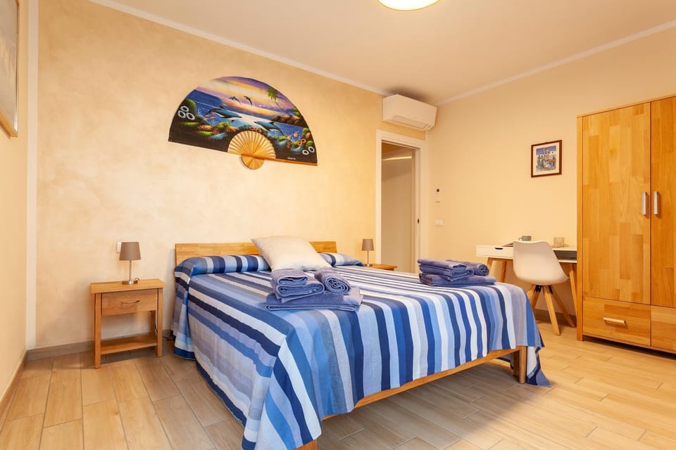 Bed, Photo of the whole room, Bedroom, towels, wardrobe, air conditioner