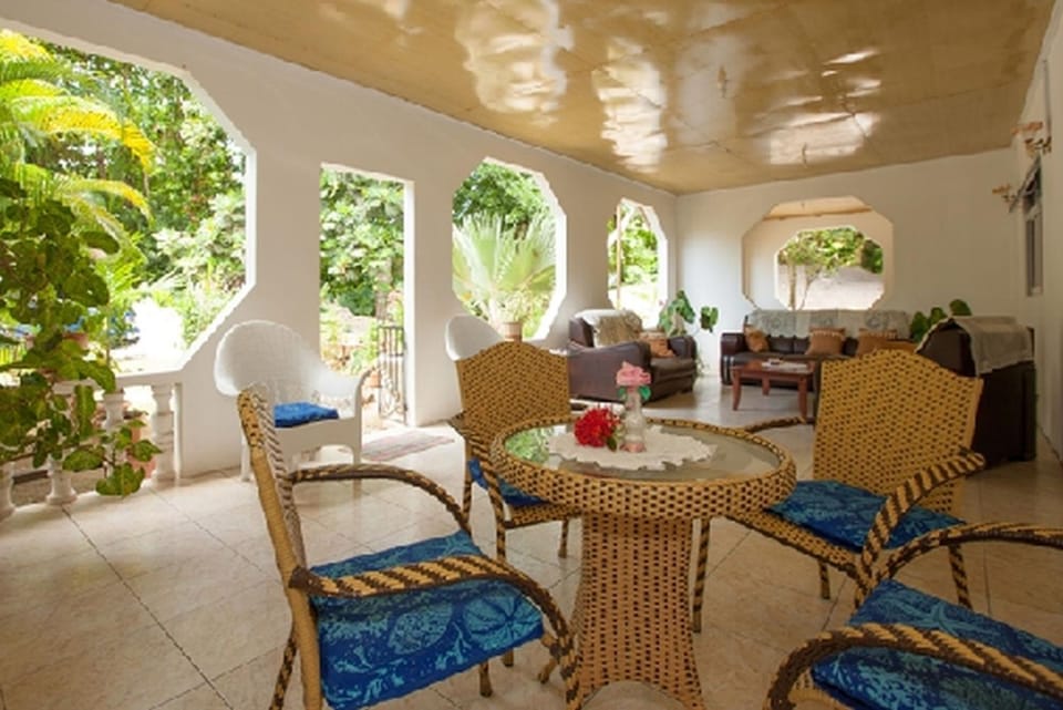 Day, Dining area