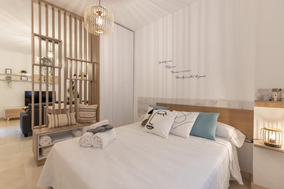 Decorative detail, Bedroom, towels, wardrobe