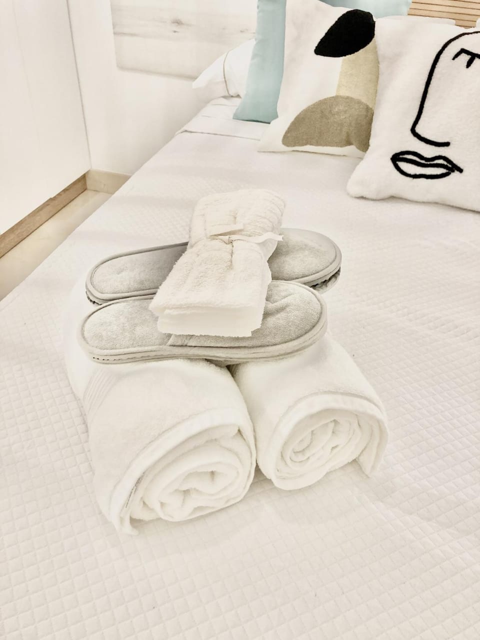 Bed, Decorative detail, Bedroom, towels