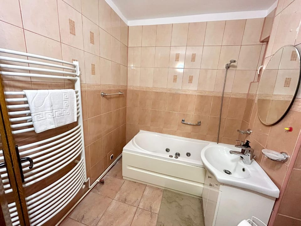 Shower, Toilet, Bathroom, Bath, towels