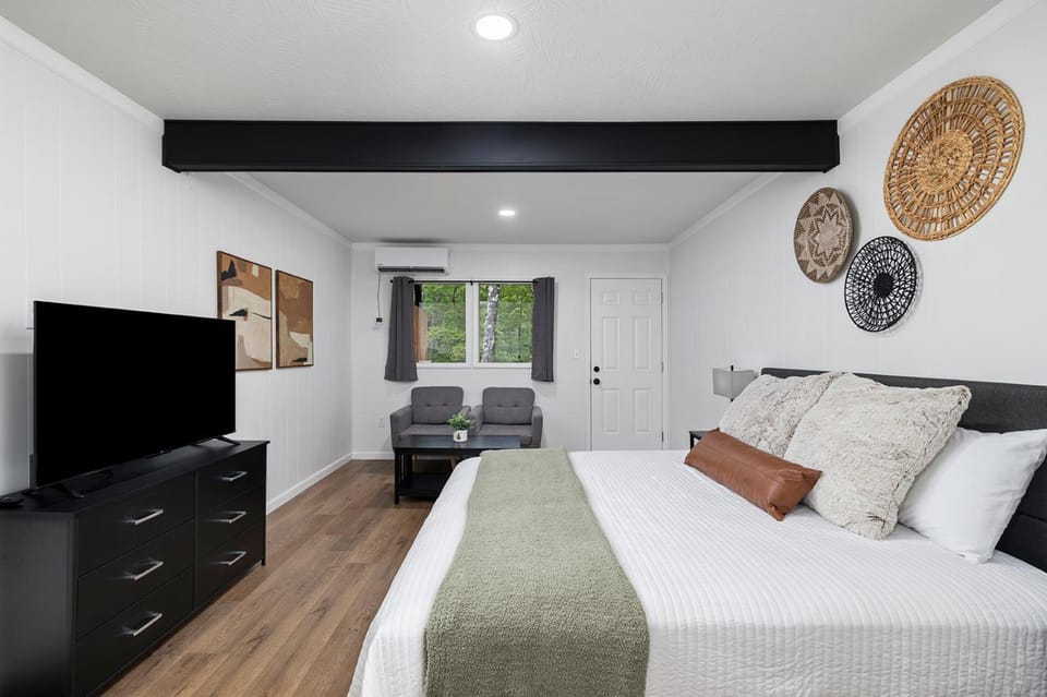 Bed, TV and multimedia, Seating area, Bedroom