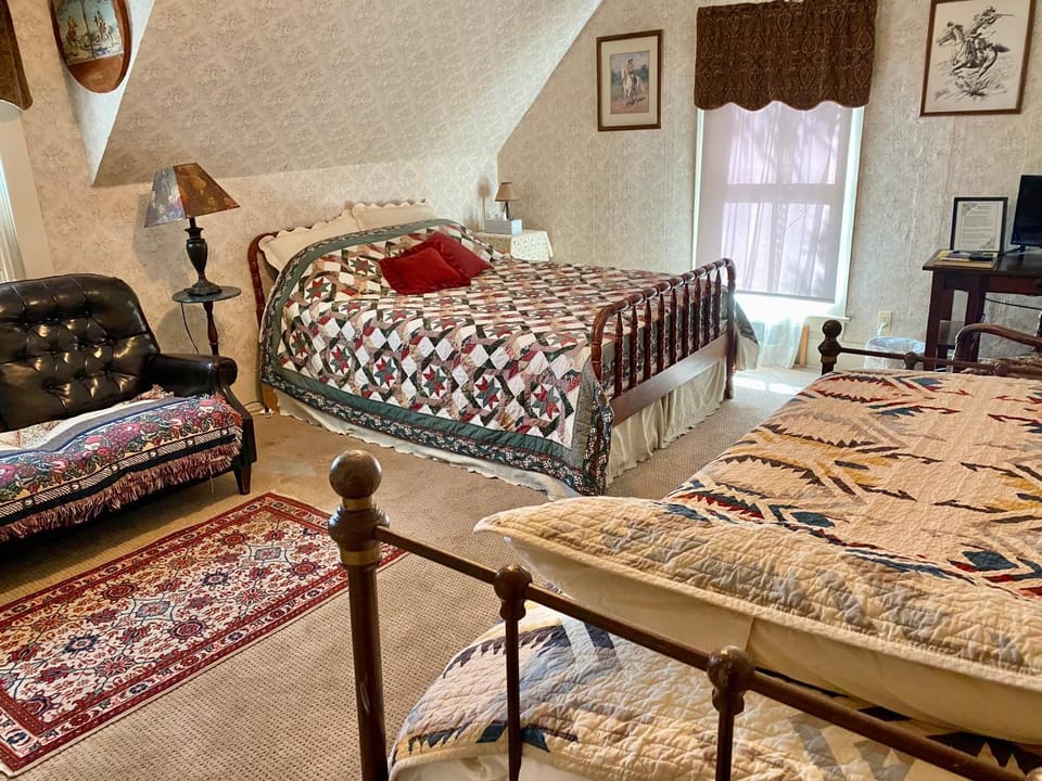 Seating area, Bedroom, Family