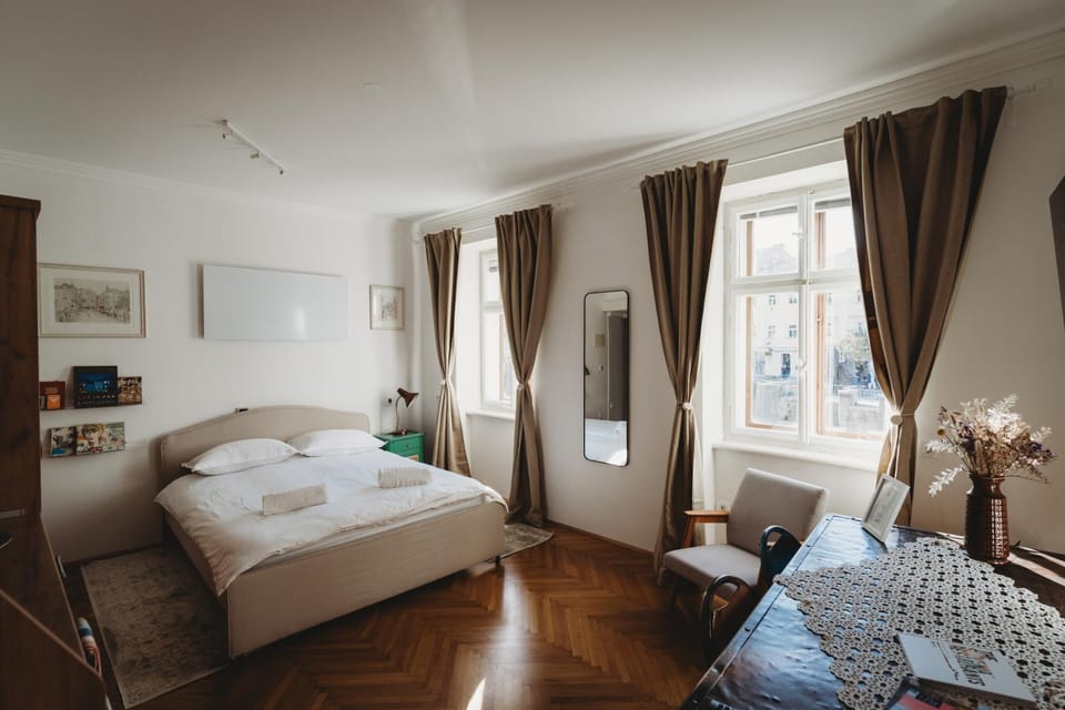 Bed, Living room, Photo of the whole room, Seating area, Bedroom
