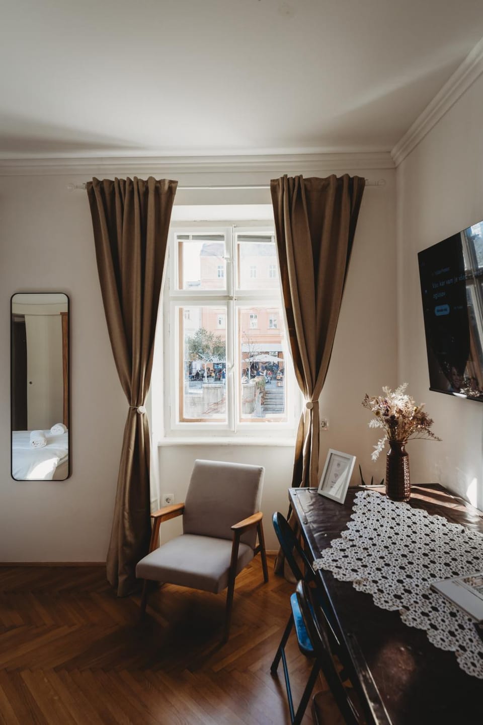 TV and multimedia, Living room, Seating area, hair dresser