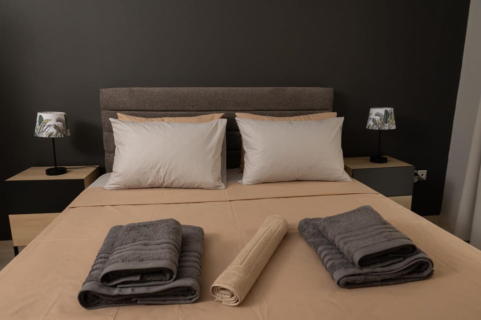 Bed, Photo of the whole room, Bedroom, towels