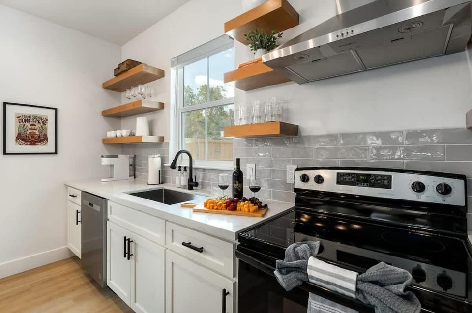 Kitchen or kitchenette, kitchen