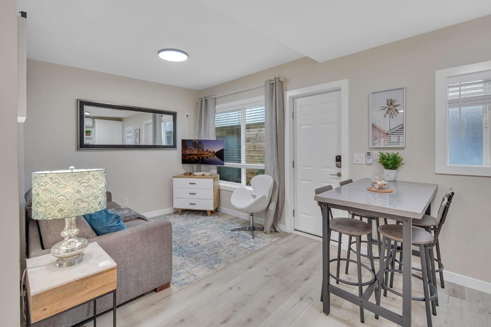 TV and multimedia, Kitchen or kitchenette, Living room, Seating area, Dining area