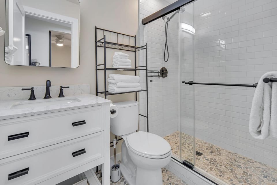 Shower, Toilet, Bathroom, towels