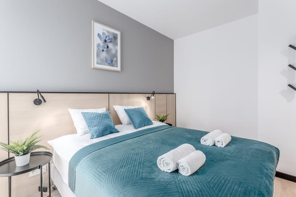 Bed, Bedroom, towels