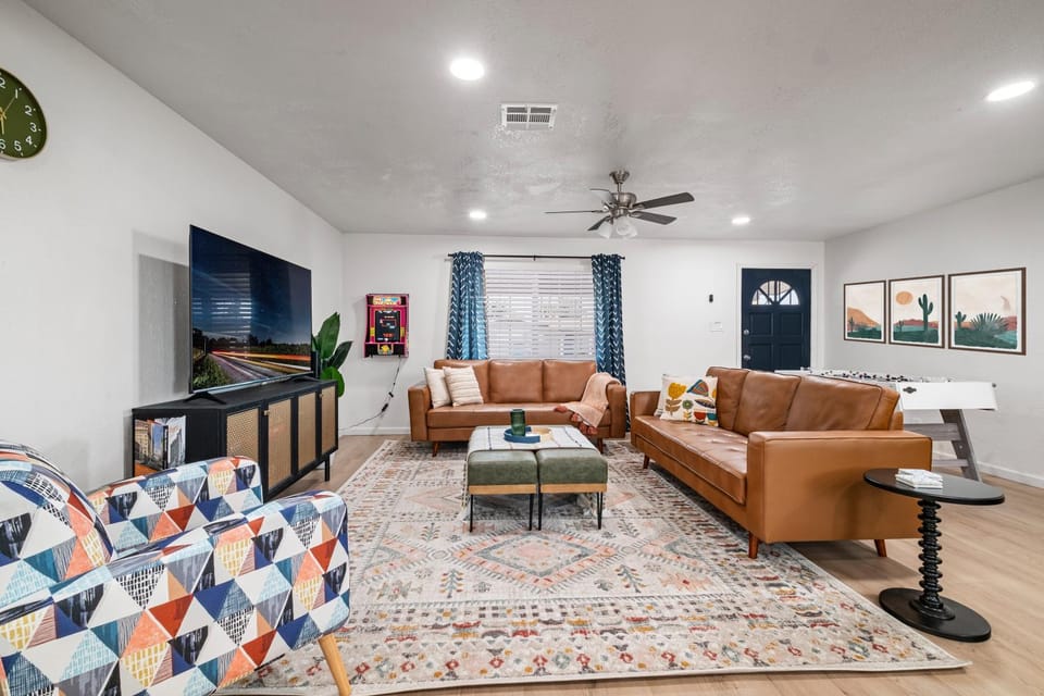 Activities, Game Room, TV and multimedia, Living room, Seating area, hair dresser