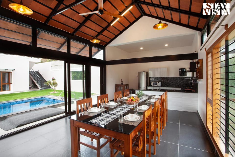 Dining area, Pool view