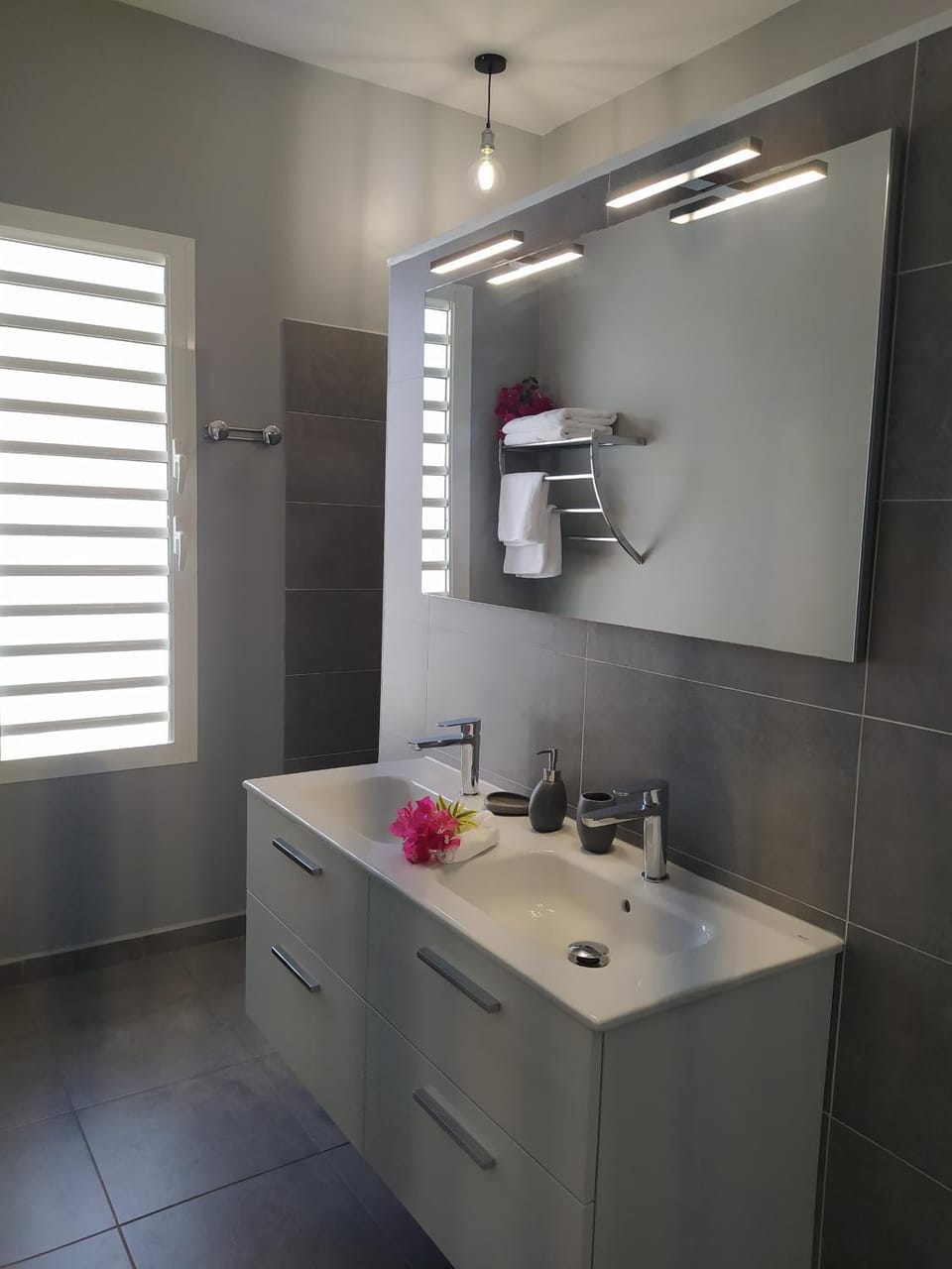 Bathroom, towels