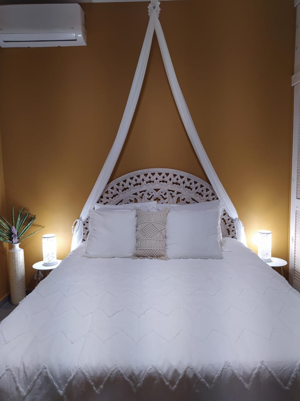 Bed, Bedroom, air conditioner