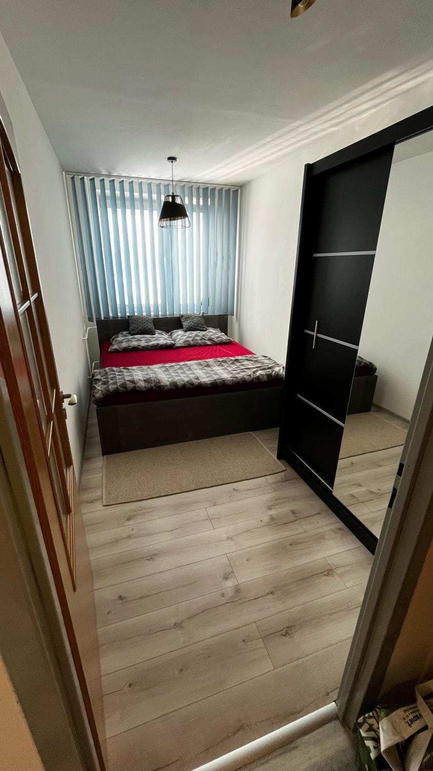 Photo of the whole room, Bedroom, wardrobe