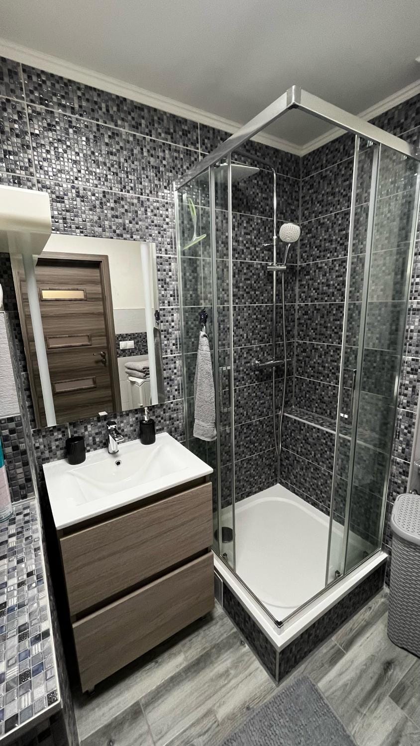 Shower, Bathroom, towels