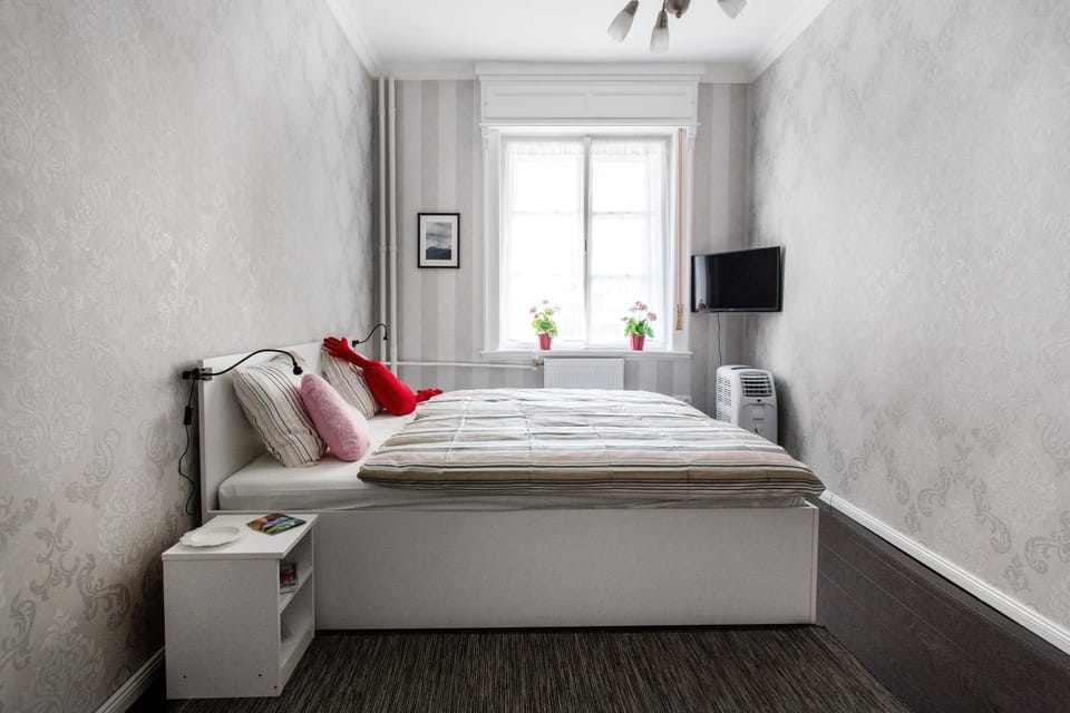 Bed, TV and multimedia, Bedroom
