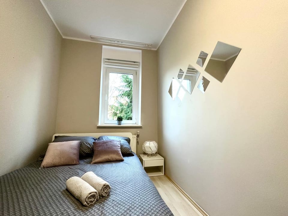 Bed, Photo of the whole room, towels