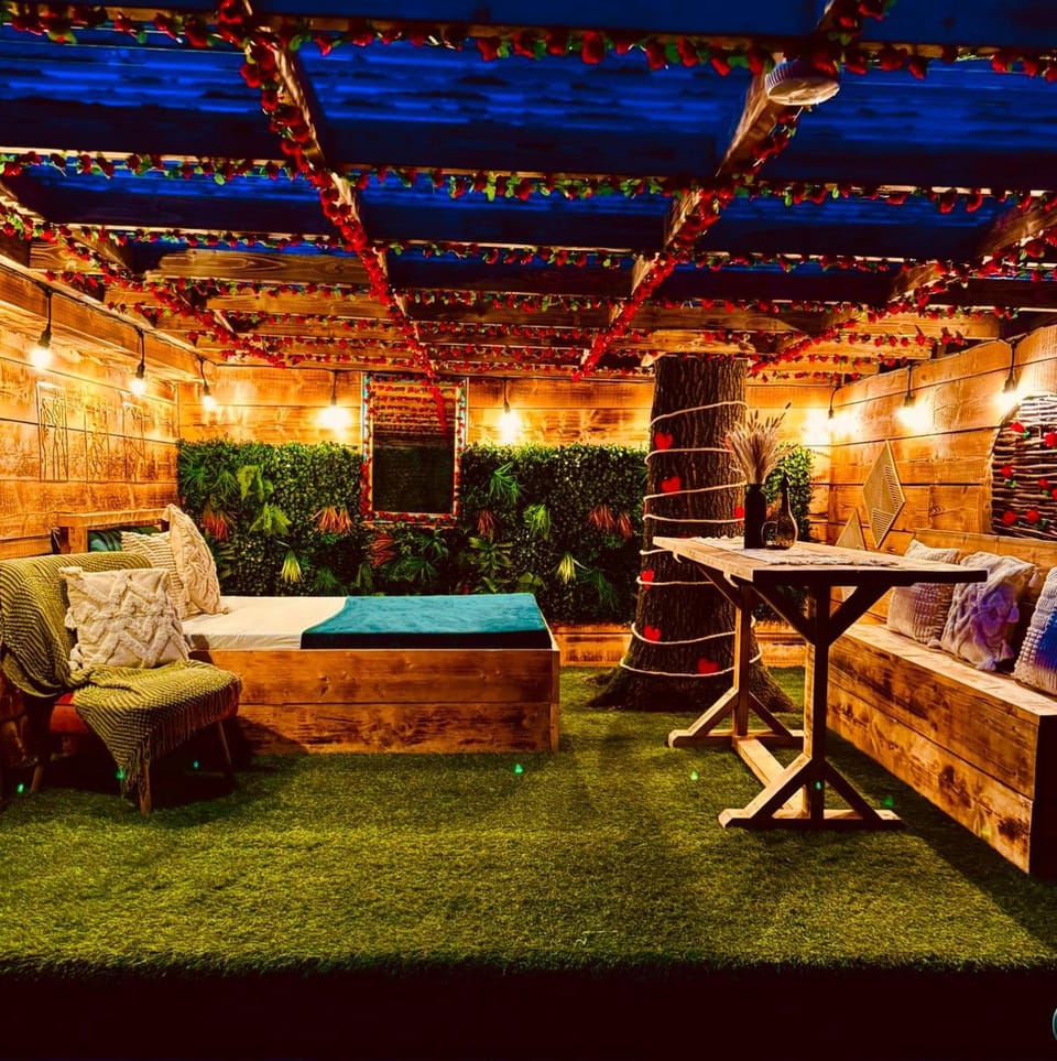 Sherwood Castle by Liv Retreats Campground/ 
RV Resort in Newark and Sherwood District