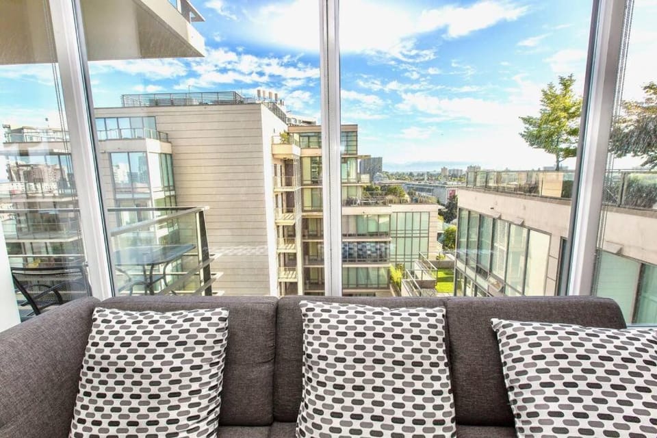 Waterfalls Hotel in Downtown With Stunning Views! Apartment in Victoria