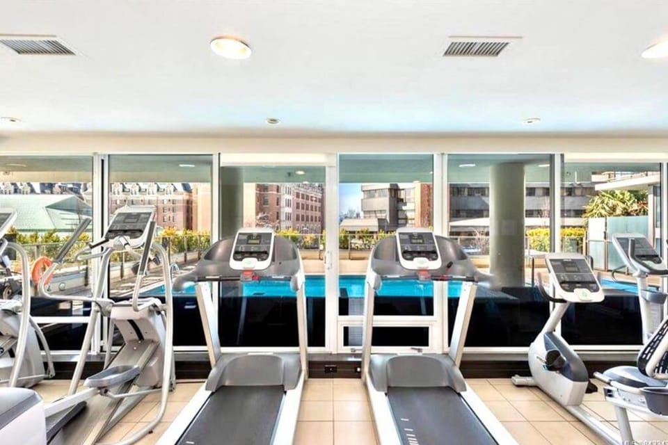 Waterfalls Hotel in Downtown With Stunning Views! Apartment in Victoria