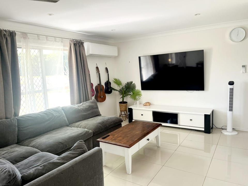 Communal lounge/ TV room, TV and multimedia, Living room, Seating area, Evening entertainment