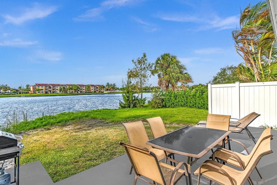 2BR Lakeside Getaway - Peaceful Waterfront Stay House in Hollywood