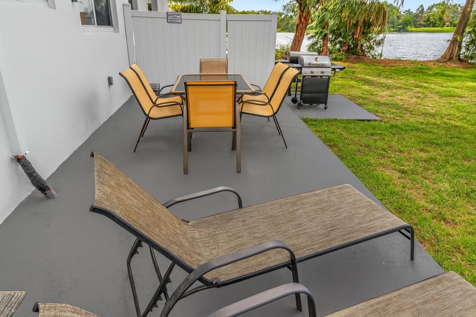 2BR Lakeside Getaway - Peaceful Waterfront Stay House in Hollywood