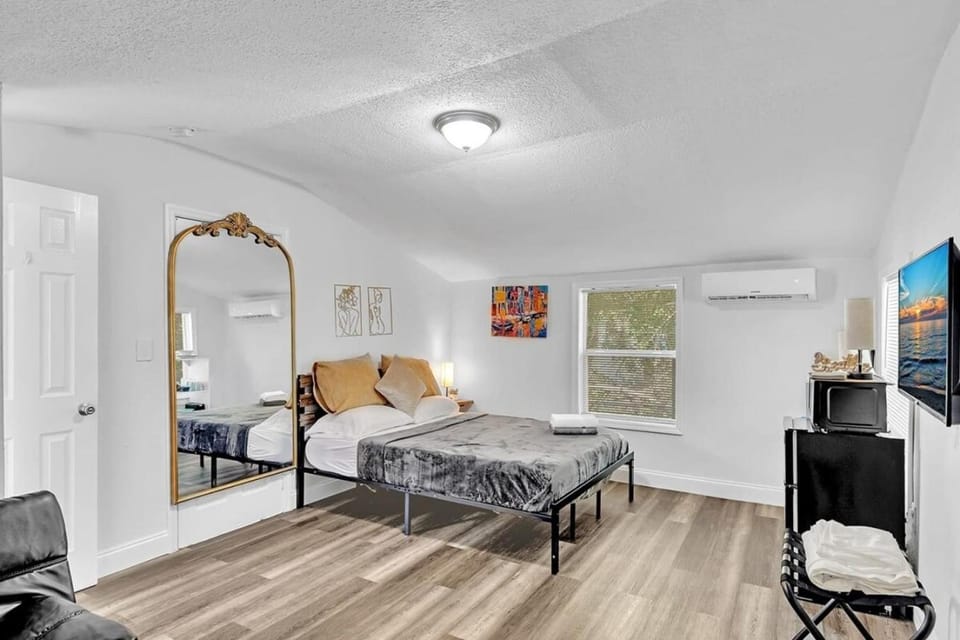Boutique Vacation Studio - Beach, Mall, Casino Hn2 House in Hallandale Beach