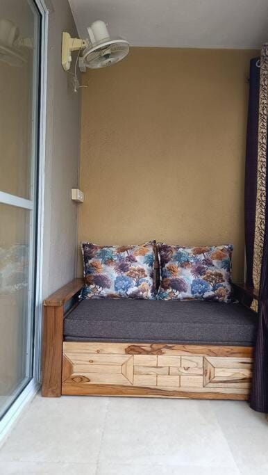Bed, Seating area