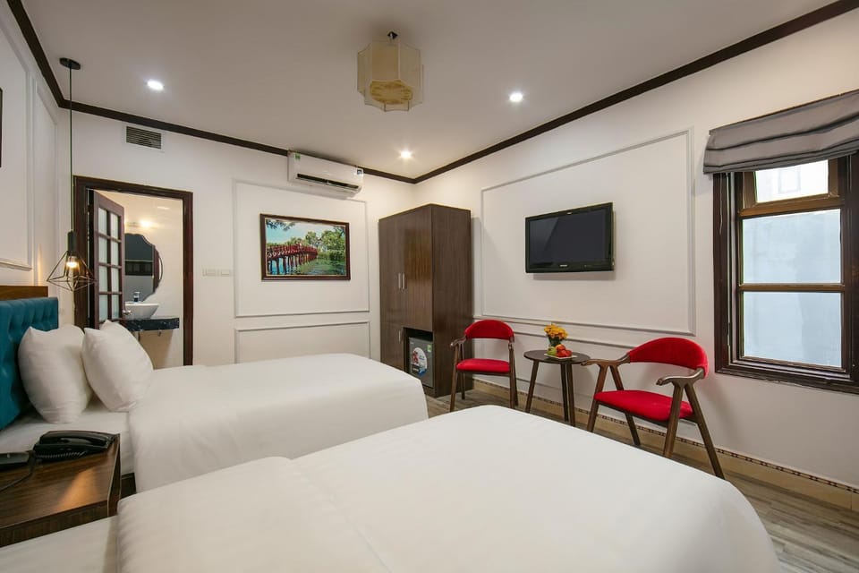 Bed, Seating area, wardrobe