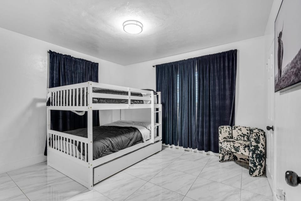 Bedroom, bunk bed