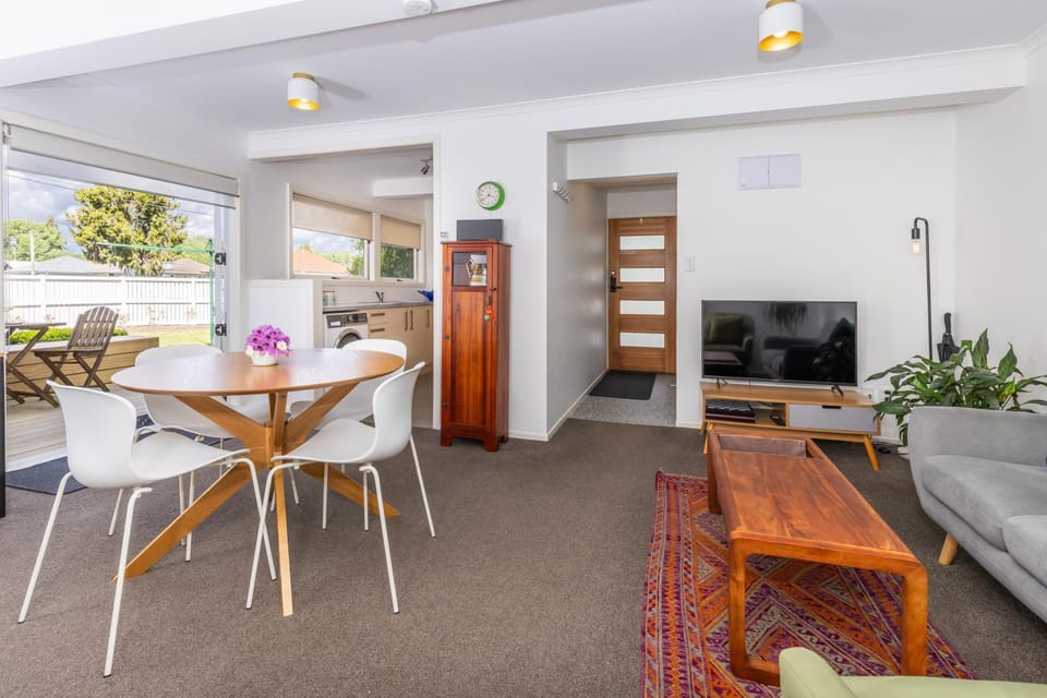 TV and multimedia, Kitchen or kitchenette, Living room, Seating area, Dining area