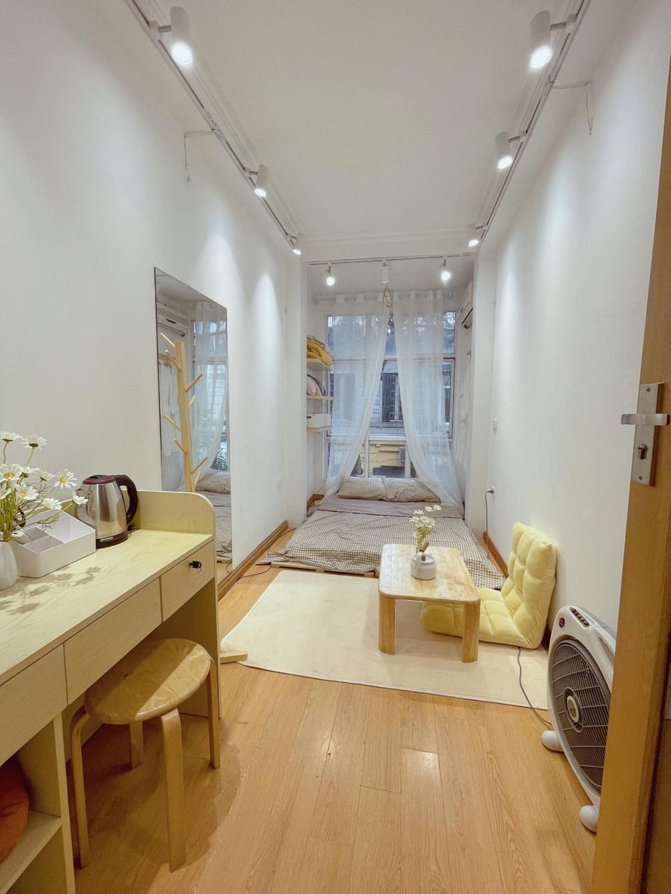 Bed, Living room, Photo of the whole room, Seating area, Dining area, Bedroom