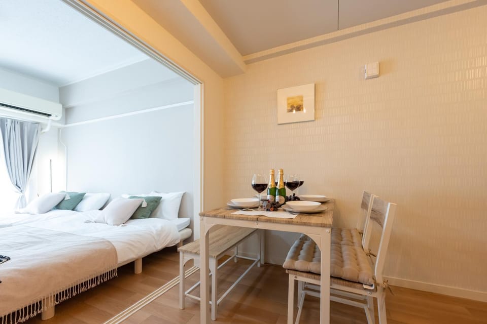 Bed, Dining area, Bedroom
