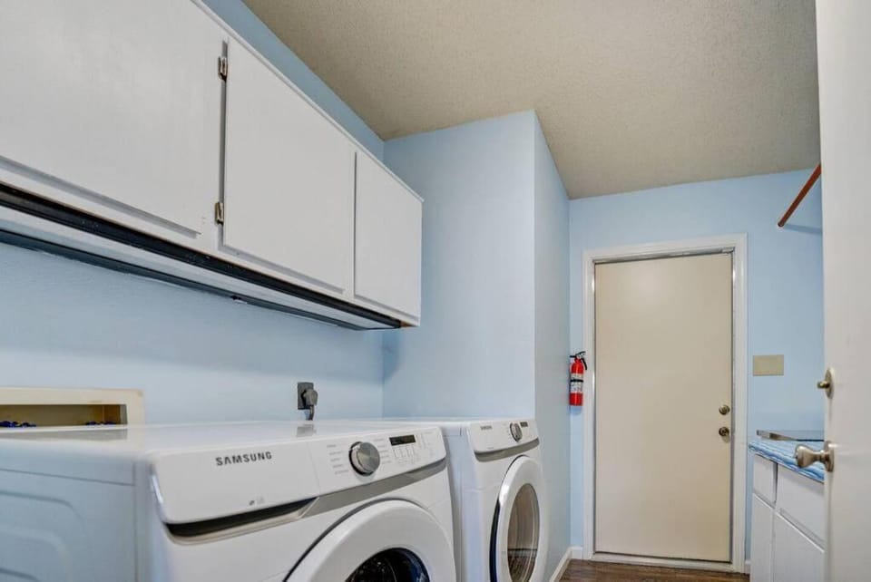 Luxury Retreat - Pool - Game Lounge - BBQ & Patio House in Leon Valley