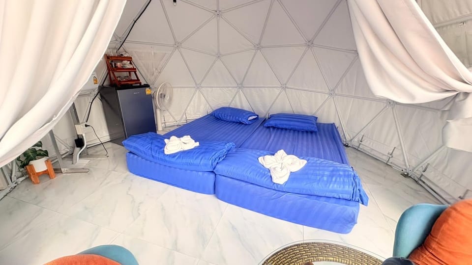 ปลายเขื่อนแคมป์ปิ้ง Dom Luxury tent in Thailand