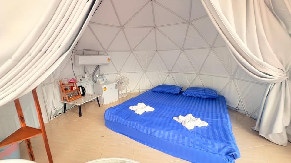 ปลายเขื่อนแคมป์ปิ้ง Dom Luxury tent in Laos