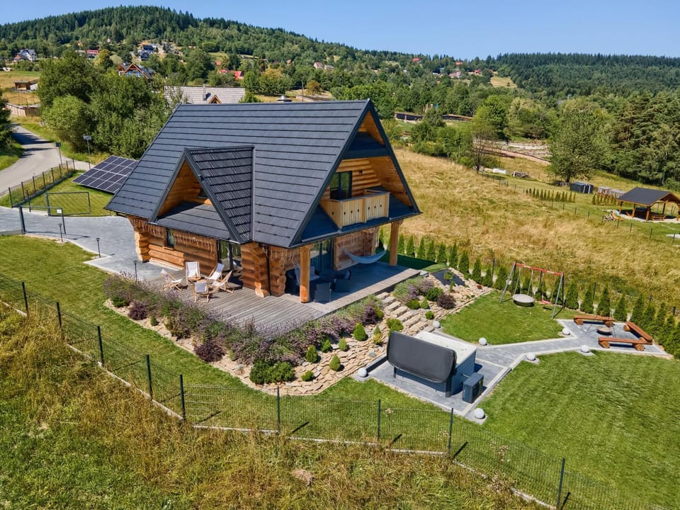 Property building, Day, Neighbourhood, Natural landscape, Bird's eye view, Garden, Garden view, Mountain view