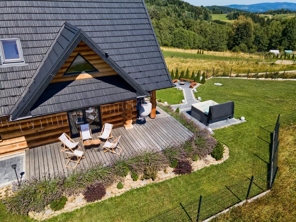 Property building, Spring, Day, Natural landscape, Garden, Balcony/Terrace, Garden view, Mountain view