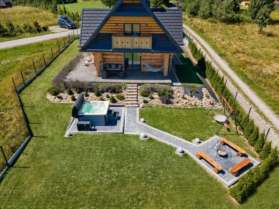 Property building, Spring, Day, Natural landscape, Garden, Hot Tub, Garden view, Pool view, Swimming pool, sunbed