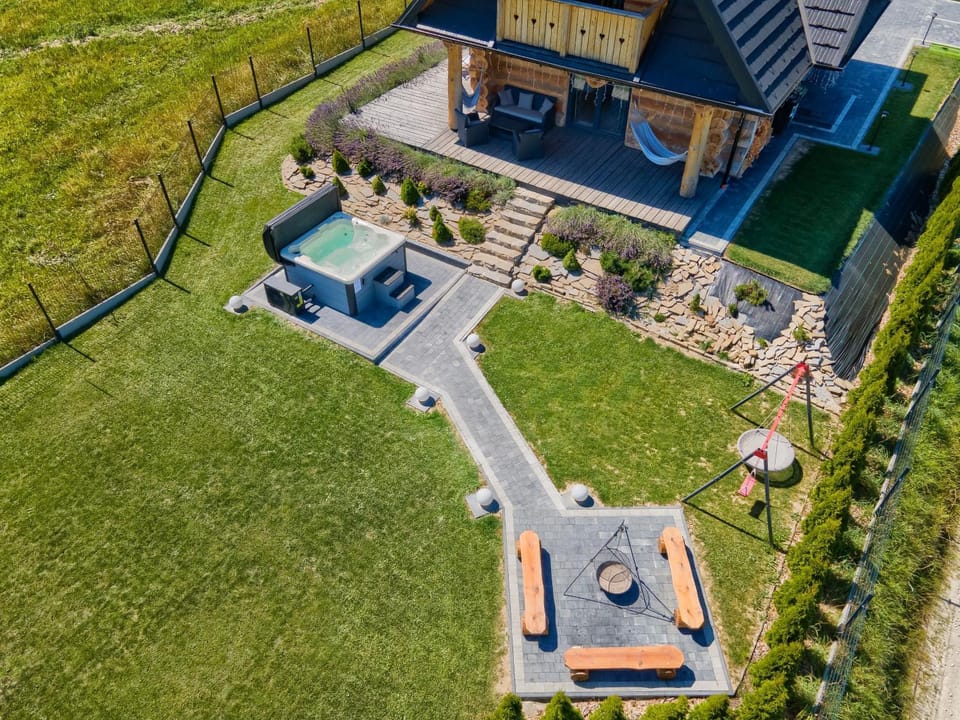 Property building, Spring, Day, Natural landscape, Bird's eye view, Garden, Hot Tub, Garden view, Pool view, Swimming pool, sunbed