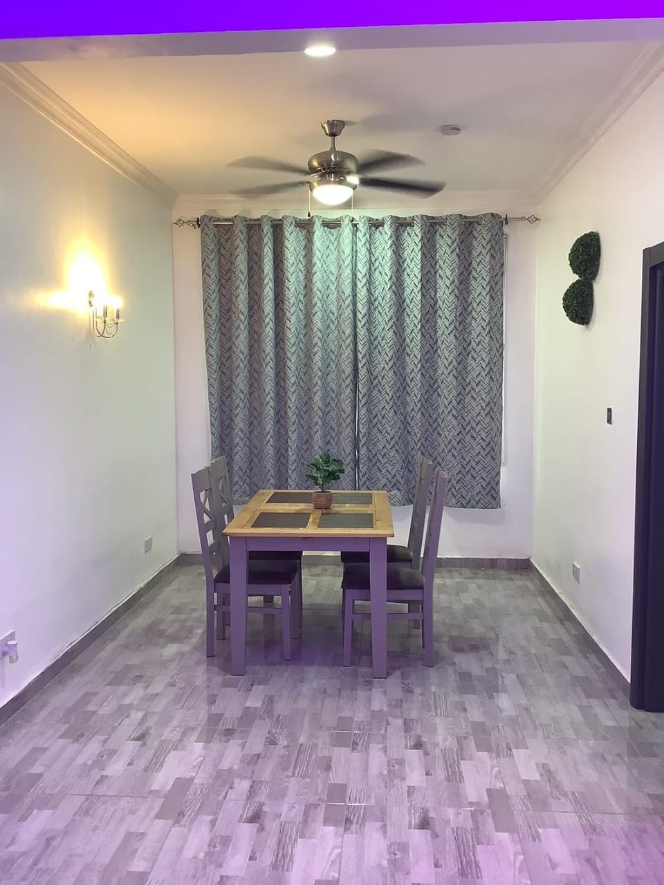 Dining area, fireplace