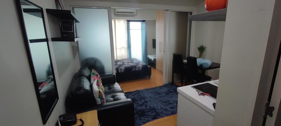 Bed, TV and multimedia, Living room, Photo of the whole room, Seating area, Bedroom, wardrobe