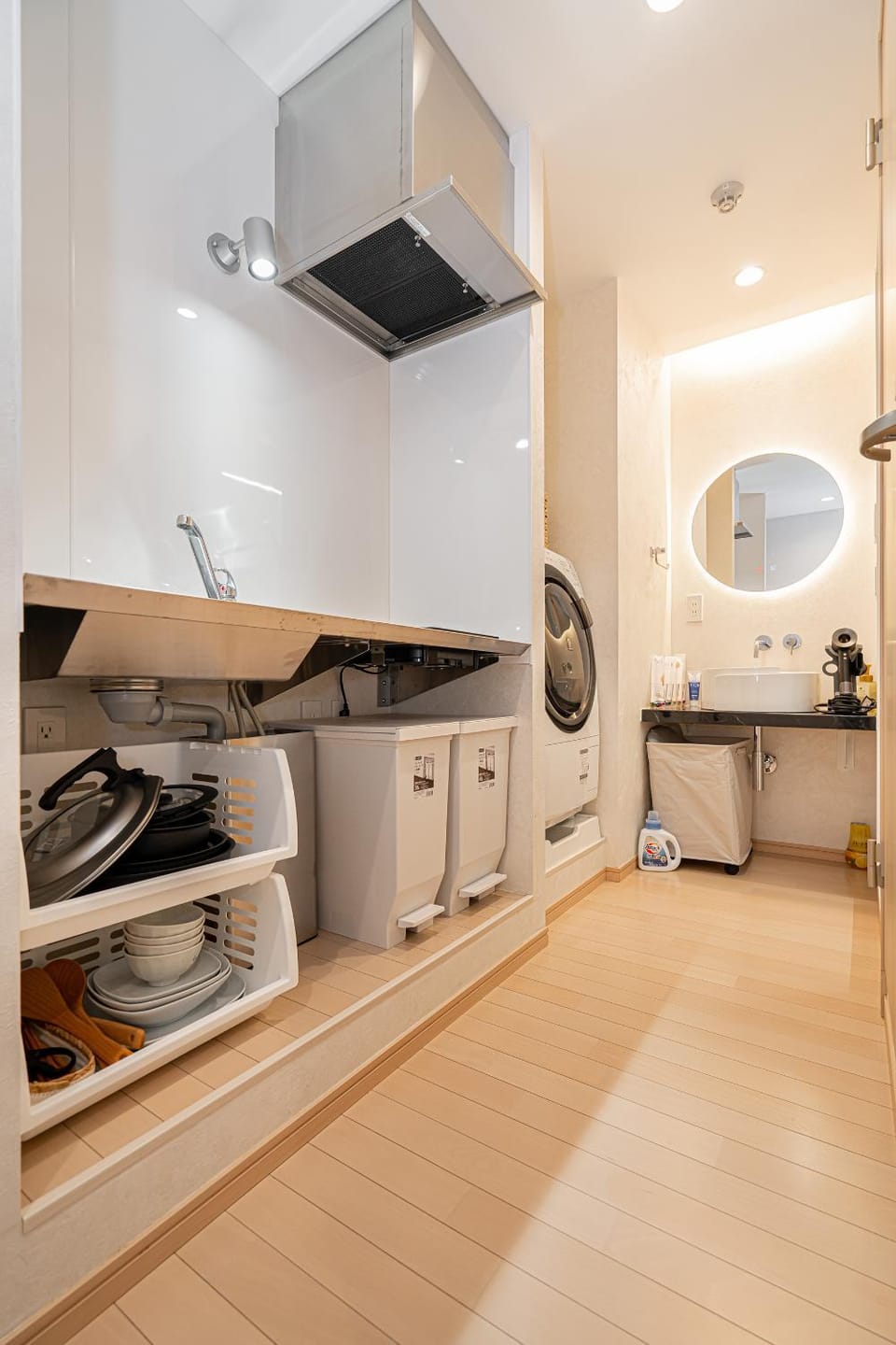 Kitchen or kitchenette, minibar, washing machine