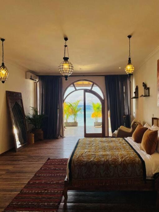 La Plage Classique Beachfront Nusa Penida House in Nusapenida